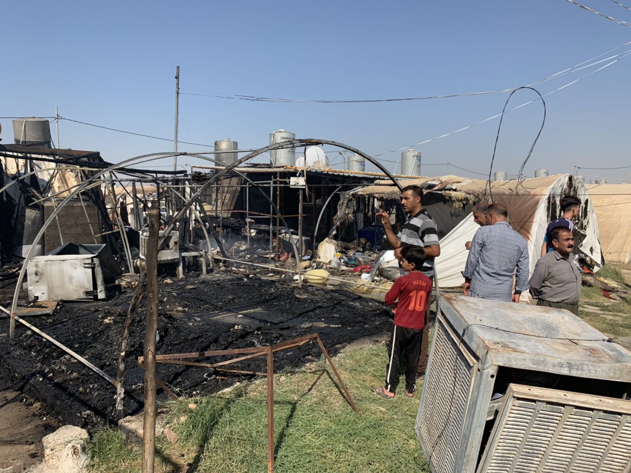 اندلعت النيران في مخيم شامشكو، الذي اُنشئ عام 2015، ويقطن فيه نحو خمسة آلاف من النازحين الايزيديين ومعظمهم من سنجار